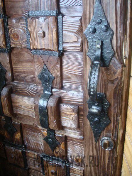Двери под старину из дерева ручной работы