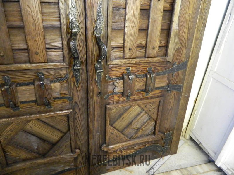 Двери под старину из дерева ручной работы